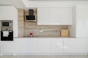 המטבח המינימליסטי: המדריך לעיצוב נקי וטכנולוגיה מתקדמת בקו אחד